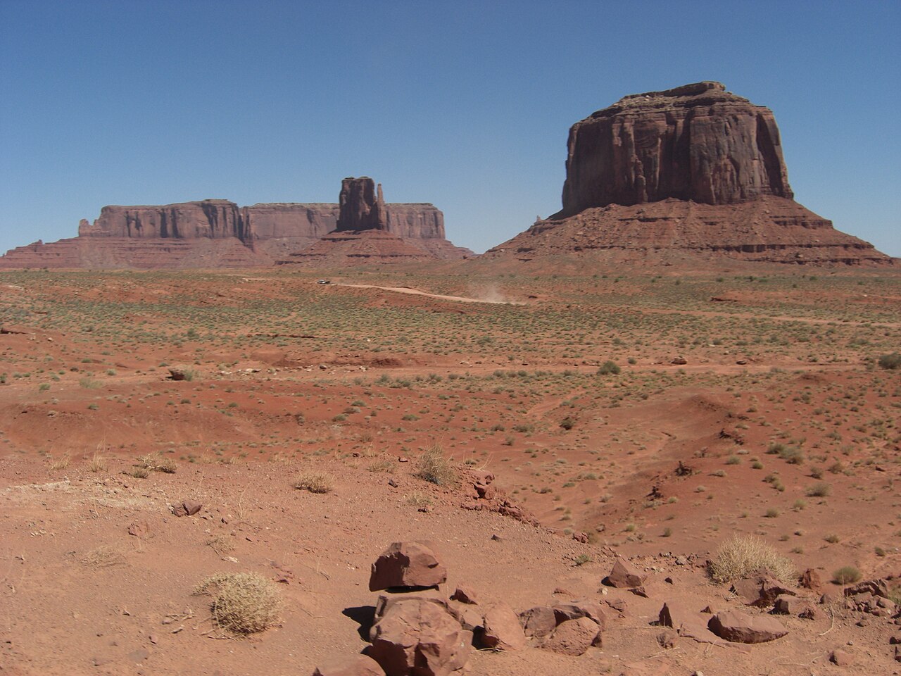 Monument Valley 2011 on the road.JPG — photographed with Casio EXILIM EX-Z1050