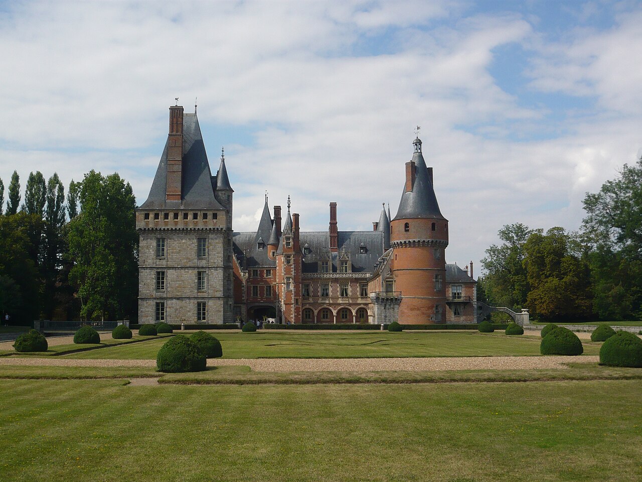 Maintenon depuis jardin — photographed with Panasonic Lumix DMC-FX33