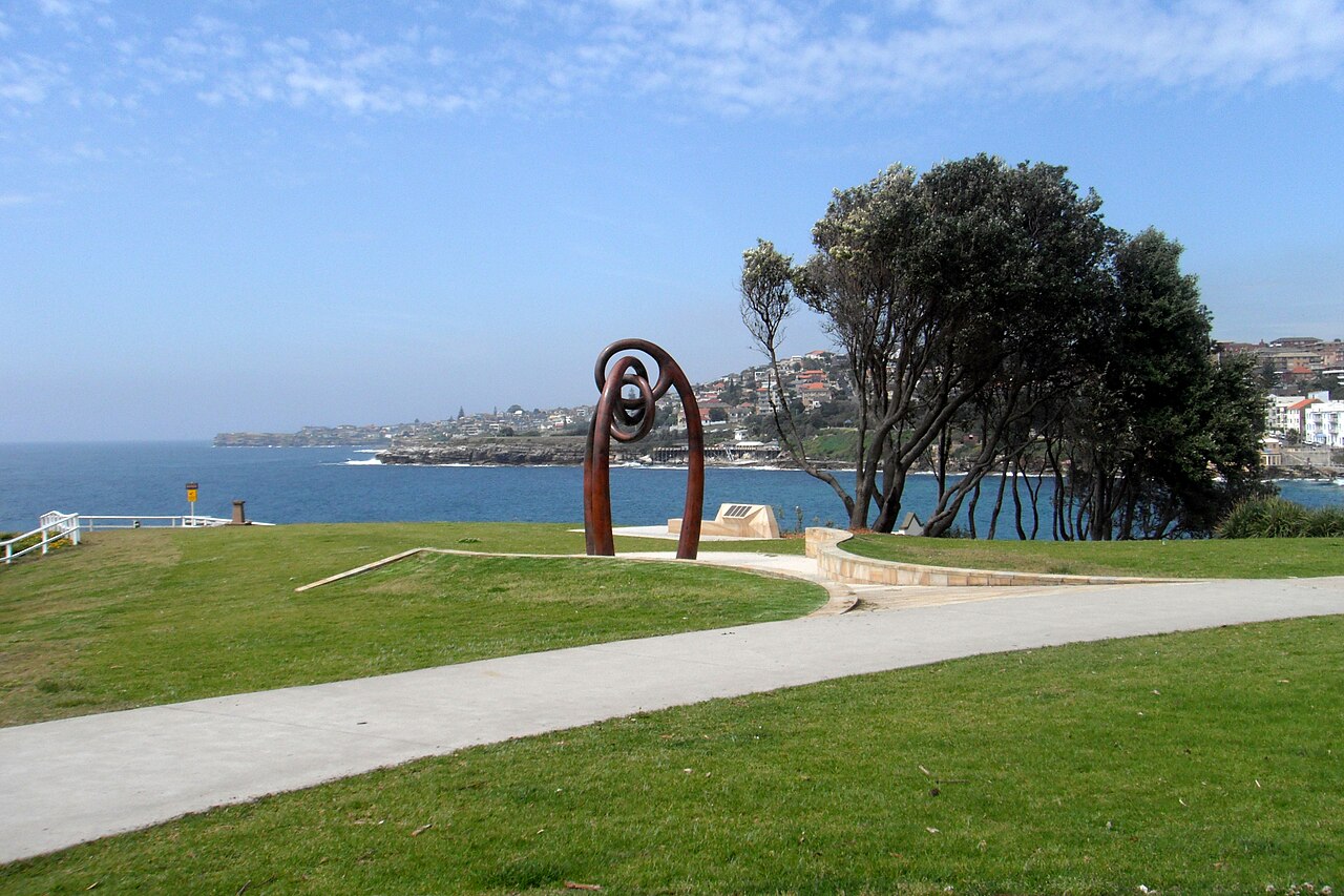 View of Coogee beach.jpg — photographed with Fujifilm FinePix Z80