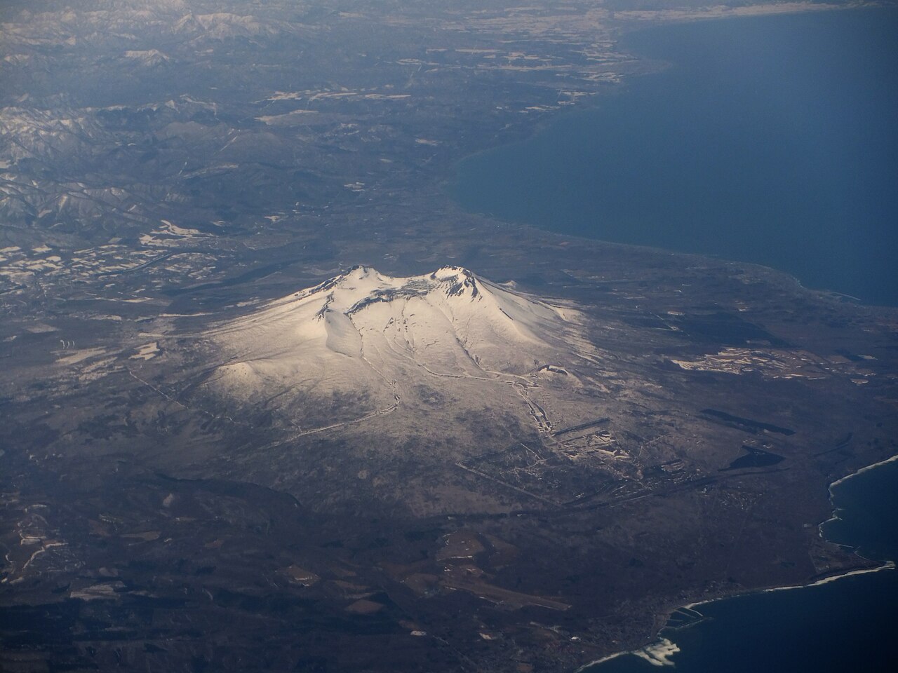 Hokkaido Komagatake.JPG — photographed with Fujifilm FinePix Z950EXR