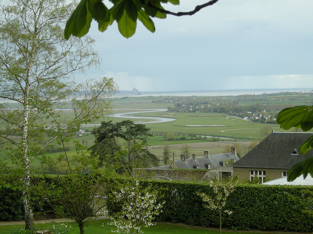 AvranchesVue.JPG — photographed with Nikon COOLPIX S500