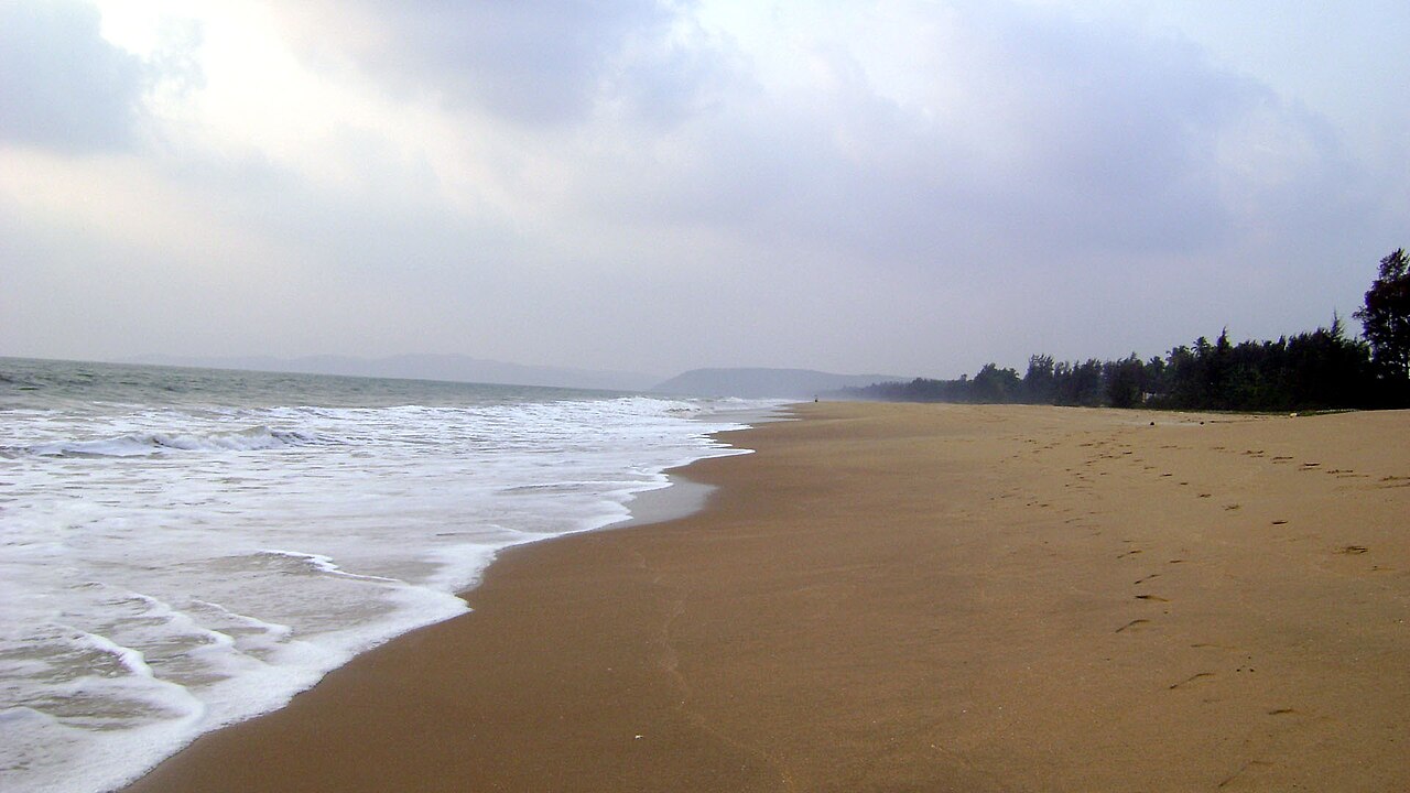 Kumta Beach.jpg — photographed with Sony Cyber-shot DSC-S750